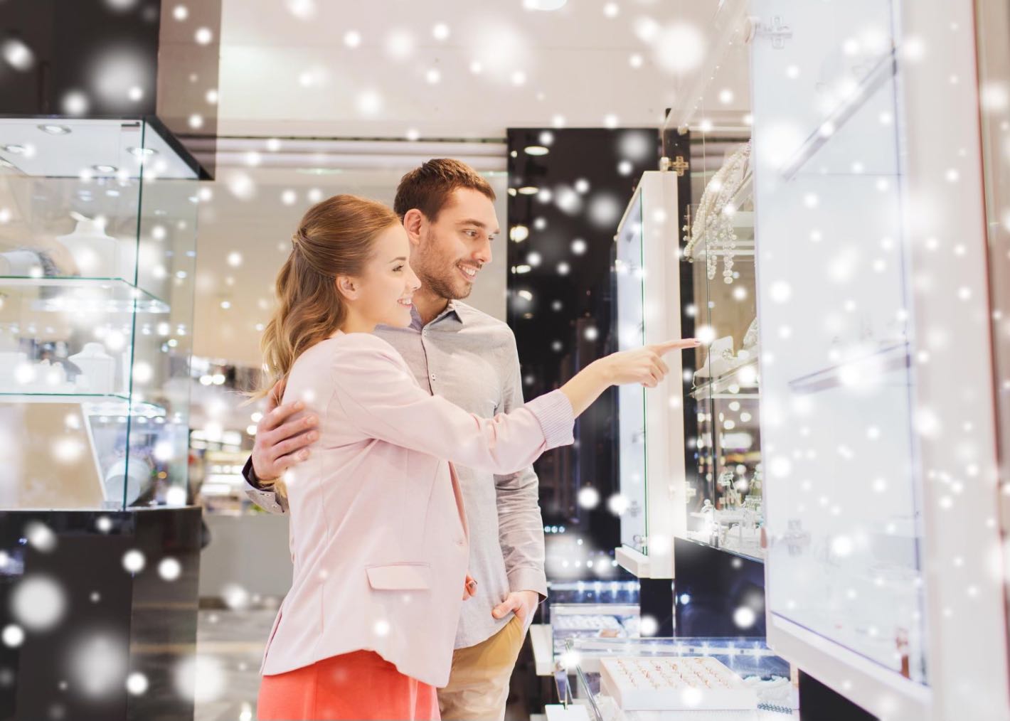 Care este topul soluțiilor de iluminat cu LED pentru vitrine comerciale în România în 2026 - 8 idei moderne și accesorii utile pentru orice afacere 1 cuplu care vizualizeaza niste bijuterii, magazin de bijuterii, vitrina iluminata